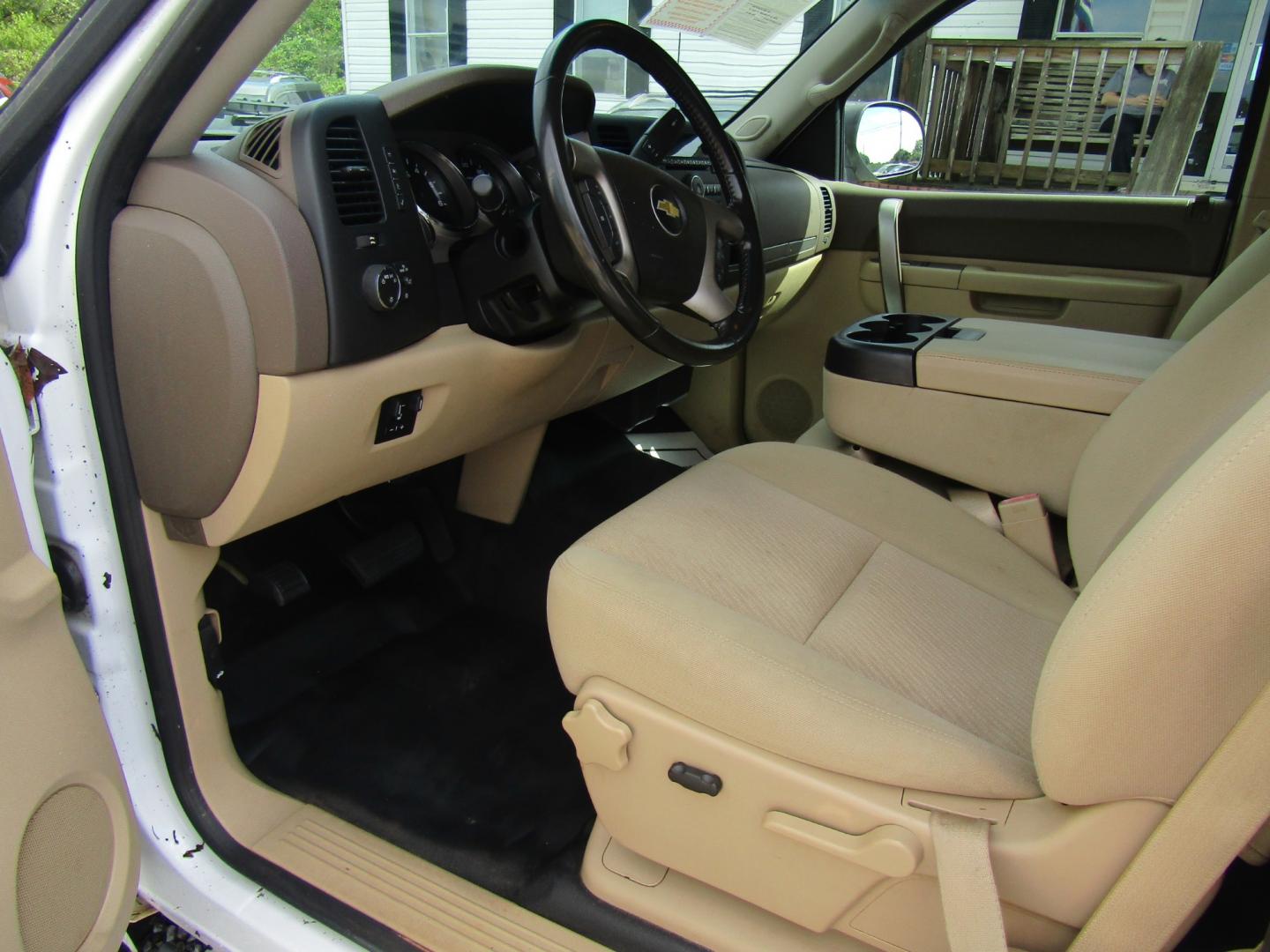 2013 White /Tan Chevrolet Silverado 2500HD LT Ext. Cab 4WD (1GC2KXCG3DZ) with an 6.0L V8 OHV 16V FFV engine, Automatic transmission, located at 15016 S Hwy 231, Midland City, AL, 36350, (334) 983-3001, 31.306210, -85.495277 - Photo#3